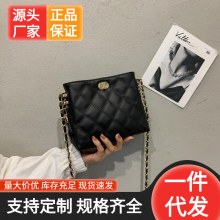 女性用チェーンバッグ、ダイヤモンドクロスボディスモールバッグ、新しい韓国スタイルのトレンディなショルダーバッグ、レディースバッグ、シンプルで多用途なミニ携帯電話バッグ