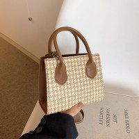 ハイエンドテクスチャードバッグ 2024 夏の新ファッションインわら織り外国スタイルカジュアルワンショルダークロスボディハンドヘルド小さな正方形バッグ