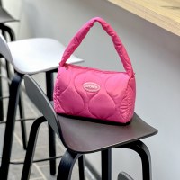 2024 新しいバッグニッチデザイン綿充填トートバッグハンドバッグ女性の脇の下バッグナイロン布クロスボディバッグバッグ