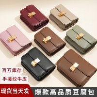 本革ボックス豆腐バッグ、レトロな小さなスクエアバッグ、軽くて豪華なニッチな万能レディーススタイル、ハイエンドのワンショルダークロスボディトレンディなレディースバッグ