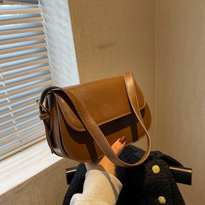 女性用バッグ 2023 新しいスタイルのレトロなクロスボディバッグ、ファッショナブルで多用途なショルダーバッグ、インターネットセレブの質感、小さな正方形のバッグ