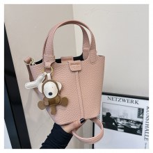 女性のためのハンドバッグ 2024 新しいファッションシンプルなクロスボディレディースバッグ高品質ニッチバケットバッグ