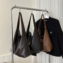 外国風バッグ通勤トートバッグ女性のための 2023 新しいファッション無地テクスチャショルダーバッグ今年の人気の脇の下バッグ