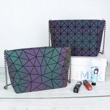 日本の古典的な幾何学的なひし形のクロスボディバッグ レディースバッグ ショルダーバッグ クロスボディ 蓄光変色チェーン カラフルな反射バッグ