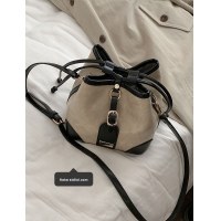 多用途のコントラストカラーの女性用クロスボディバッグ 2024 新しいトレンディな韓国のバケットバッグニッチテクスチャショルダーバッグ