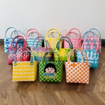 ポータブル小さなバスケット収納バスケットカラフルなプラスチックミニ織バッグビーチバッグスナックバスケット小さな正方形のバッグ