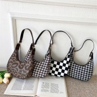 千鳥格子の小さなバッグレディースバッグ新しいクロスボディショルダーバッグニッチライト高級三日月バッグハンドバッグ多用途脇の下バッグ