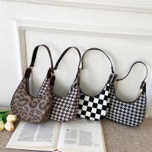 千鳥格子の小さなバッグレディースバッグ新しいクロスボディショルダーバッグニッチライト高級三日月バッグハンドバッグ多用途脇の下バッグ