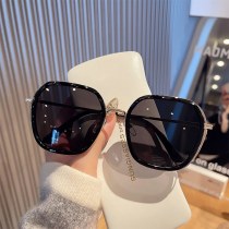 夏の女性向け韓国スタイルのエレガントなサングラス、紫外線防止、大きなフレーム、顔出し、小さなサングラス、ハイエンドのストリート写真撮影や旅行に最適です。