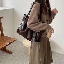 韓国バッグ女性の新しい大型ハンドバッグトートバッグニッチデザイン多用途大容量シングルショルダーカジュアル脇バッグ