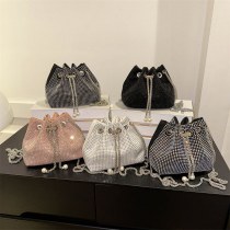 ダイヤモンド巾着バケットバッグ女性のための 2024 新しいスタイル明るいダイヤモンドラインストーンフルダイヤモンドバッグハイエンド チェーン クロスボディバッグ