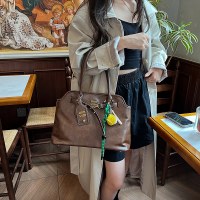 カジュアルレトロトート​​バッグ女性のための 2024 秋と冬の新しいブリーフケースファッションポータブル通勤ショルダーバッグ女性のための