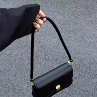 フランスの脇の下バッグ 2024 新しいトレンディなニッチデザインの軽い高級バゲットバッグ女性のハイエンドシングルショルダークロスボディハンドバッグ