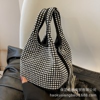 今年人気の女性用スモールバッグ、新しいニッチデザイン、サマーチェーンクロスボディバッグ、明るいダイヤモンドバケットバッグ