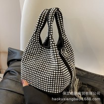 今年人気の女性用スモールバッグ、新しいニッチ デザイン 、サマーチェーンクロスボディバッグ、明るいダイヤモンドバケットバッグ