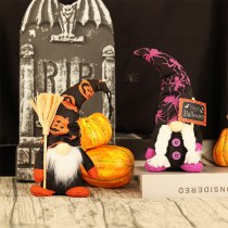 ハロウィーンの装飾会場レイアウト小道具森林の人々は人形の顔のない人形の飾りを持ち上げました