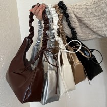 女性用の脇の下バッグ、新しいプリーツのファッショナブルな通勤用ショルダーバッグ、多用途でスタイリッシュなクロスボディバッグ