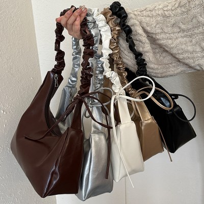 女性用の脇の下バッグ、新しいプリーツのファッショナブルな通勤用ショルダーバッグ、多用途でスタイリッシュなクロスボディバッグ