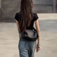 女性用バッグ、デザインと質感、ニッチブラックシングルショルダークロスボディバッグ、レディースバッグ、2024年夏新作多用途ピローバッグ