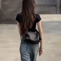 女性用バッグ、 デザイン と質感、ニッチブラックシングルショルダークロスボディバッグ、レディースバッグ、2024年夏新作多用途ピローバッグ