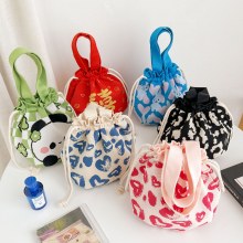 新しいニッチデザインのかわいい漫画のミニニット携帯電話バッグ、多用途、コンパクトでポータブルな通勤クロスボディの小さな正方形バッグ