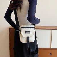 カジュアルなパーソナライズされた小さなバッグ、ユニセックススポーツショルダーバッグ、多用途のニッチクロスボディバッグ、香港スタイルのファッショナブルな小さなスクエアバッグ