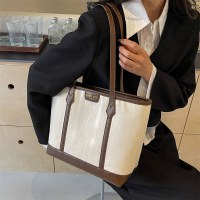 質感のある通勤大容量バッグ2024春スタイルカジュアル、ウエスタンスタイル、多彩なコントラストカラーショルダーバッグ、人気のスプライシングトートバッグ