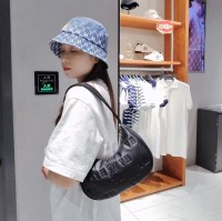 ダークパターンとフルマークの新しい雲の三日月脇の下バッグ、ハイエンドのワンショルダーポータブル雲団子バッグ