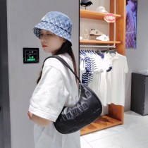 ダークパターンとフルマークの新しい雲の三日月脇の下バッグ、ハイエンドのワンショルダーポータブル雲団子バッグ