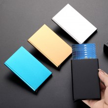 男性と女性用の金属製自動ポップアップカードホルダー、盗難防止カードホルダー、消磁防止カードボックス、絶妙な、シンプルで超薄型。