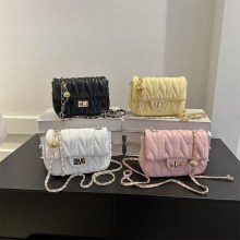ファッションバッグ女性のための 2023 新しいファッションシンプルなスタイルの小さな正方形のバッグ外国風の刺繍菱形チェーンショルダークロスボディバッグ