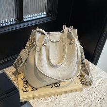 女性のための大容量バッグ 2024 新しいハイエンドポータブルショルダークロスボディバッグ通勤バケットバッグ