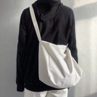 新しい黒の怠惰なスタイルのキャンバス バッグ クロスボディ男性と女性の学生大容量のシンプルで多用途のキャンバス バッグ