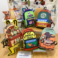 日本のトレンディなブランドのバックパック、トレンディでクールな男性と女性のトラベルバックパック、大容量の学生スクールバッグ、漫画の落書きトラベルバッグ