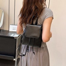 女性のためのファッショナブルな大容量バックパック冬の新しいシンプルなカジュアルバックパックファッショナブルな女性のバックパック