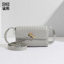 女性のための新しいスタイルのバッグ、手織り、シンプル、ファッショナブル、ヨーロッパとアメリカのハイエンドロックバックル、シングルショルダークロスボディ小さなスクエアバッグ