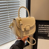 ファッショナブルなヨーロッパとアメリカのミニマリストスタイルのワンショルダーレディースバッグ、ハイエンドのソリッドカラーの外国スタイルのクロスボディハンドヘルド小型スクエアバッグ、通勤用の多用途な気質