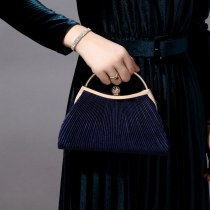 ヨーロッパとアメリカのレトロなソリッドカラーのプリーツハンドリング、ファッショナブルなロッククロージャイブニングバッグ、チェーンメッセンジャーバッグ、ダイヤモンドがちりばめられたバッグ