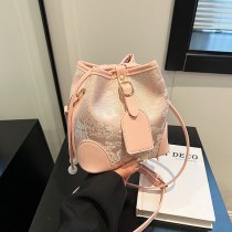 新しい中国サテンの女性のバッグ 2024 春と夏の新しいスタイルの気質バケットバッグハイエンドシングルショルダークロスボディバッグ