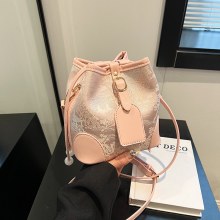 新しい中国サテンの女性のバッグ 2024 春と夏の新しいスタイルの気質バケットバッグハイエンドシングルショルダークロスボディバッグ