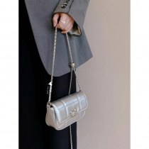 女性のためのバッグ 2024 新しいデザイントレンディなニッチデザインチェーン脇の下ショルダーバッグデザインテクスチャクロスボディ女性のための小さなバッグ