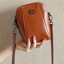 オイルワックス牛革小さなバッグ女性のための 2024 新しいシングルショルダークロスボディバッグ女性のためのファッション本革の女性のバッグ携帯電話バッグトレンディな