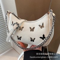 2024年女性に人気のバッグ、ハイエンドの質感、ニッチレトロ湯たんぽカジュアル脇バッグ、チェーンスモールスクエアバッグ