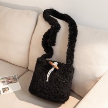 韓国 版の秋と冬の新しいハイエンドレトロぬいぐるみショルダーバッグ 2024 ニッチかわいいカジュアルクロスボディ小さなスクエアバッグ