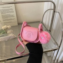 女性のための小さなバッグ夏の新しいスタイルのシンプルなニッチデザインクロスボディバッグポータブル脇の下サドルバッグ