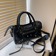 ハンドバッグ女性の秋と冬の新しいレトロファッション小さな正方形バッグリベット装飾オートバイバッグ