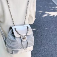 秋の新シルバーバックパック女性のための韓国のニッチデザイン水の波紋多目的チェーンスクールバッグ女子大生のため