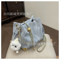 韓国スタイルのファッショナブルな巾着バケットバッグ、ハイエンドのニッチデザインのチェーンクロスボディバッグ、女性用の夏の万能ショルダーバッグ