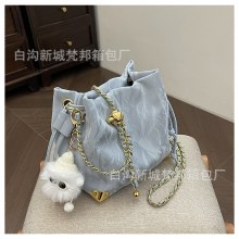 韓国スタイルのファッショナブルな巾着バケットバッグ、ハイエンドのニッチデザインのチェーンクロスボディバッグ、女性用の夏の万能ショルダーバッグ