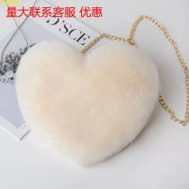 新しいバレンタインデーの チェーン 豪華なハート型の女性用バッグ、クロスボディバッグ、女性用のピーチハート型の愛の小さなバッグ